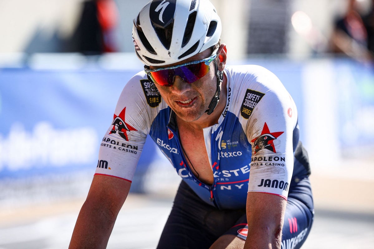 Yves Lampaert støder ind i en skødesløs tilskuer og går glip af Roubaix-podiet